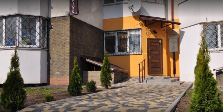 на фото зображено робочий офіс нотаріуса борисполя родоман юлії валеріївни